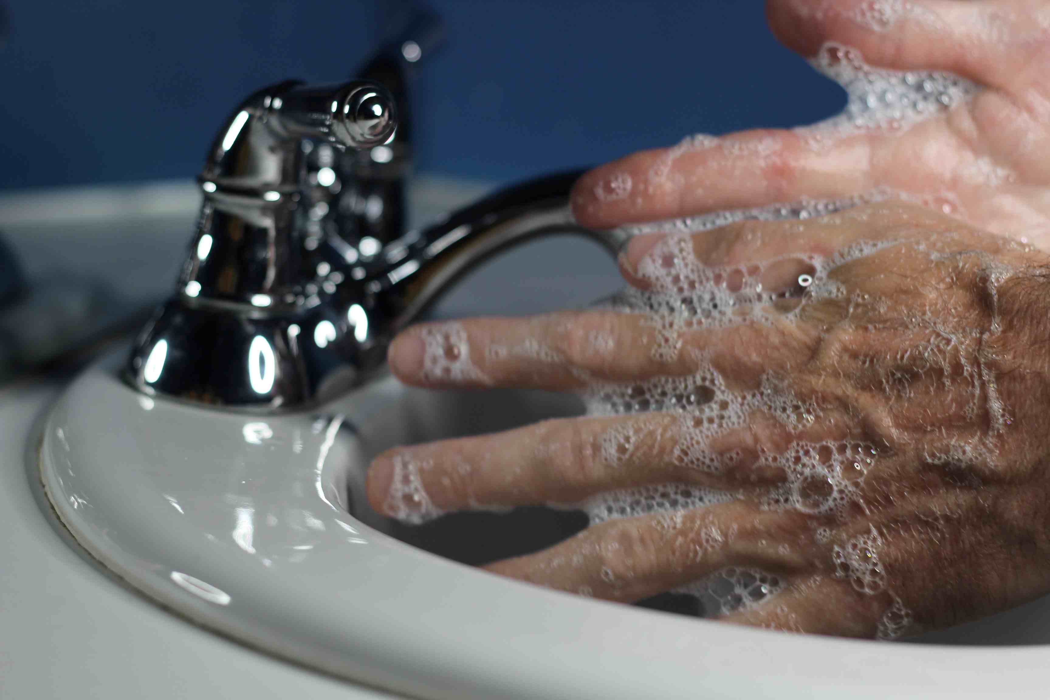 Images Wikimedia Commons/23 MarkBuckawicki Hand_washing_man.jpg